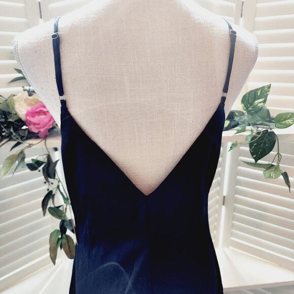 LULU'S NEW BLACK SILK LIKE DRESS (POLYESTER) V NECK SIZE MED - Picture 9 of 13